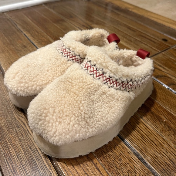Ugg Slippers - Picture 1 of 4